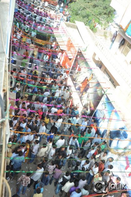 1-Nenokkadine-Hungama-at-RTC-Cross-Roads